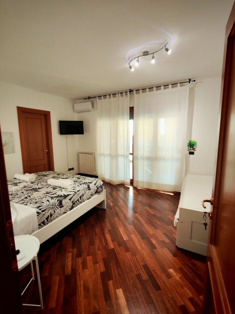 Room, 1 King Bed, Accessible (Mobility Roll-In Shower) - Photo 3