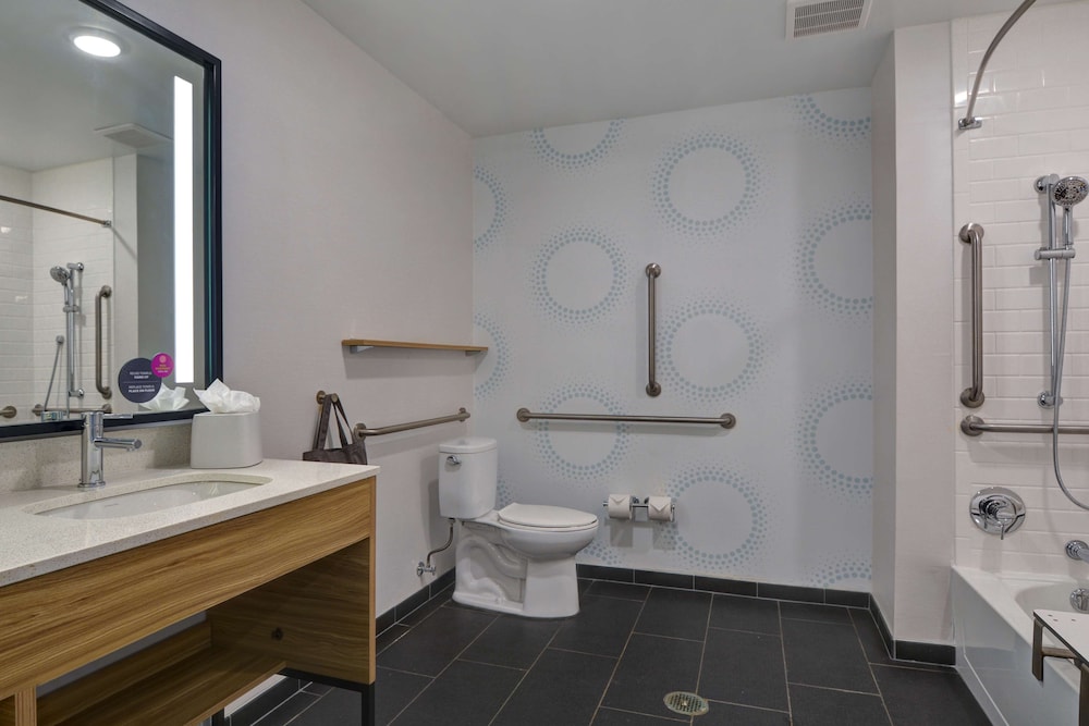 Basic Room, 2 Queen Beds - Photo 6