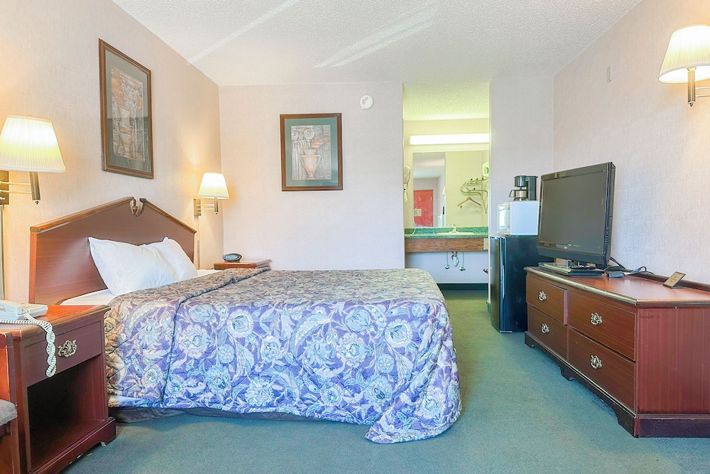 Suite, 1 King Bed, Smoking photo 3
