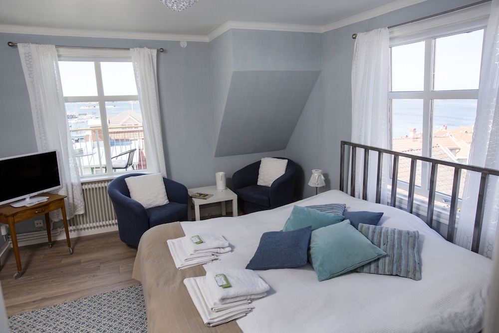 Double Room, Private Bathroom, Sea View (Large, 2) photo 3