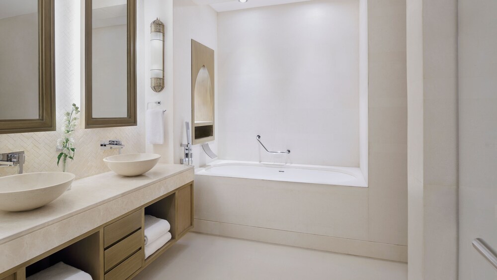 Suite, 1 King Bed, Garden View (North Wing) photo 3