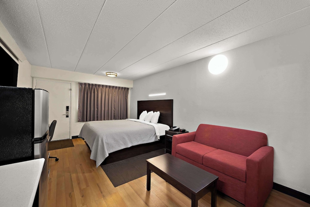 Room, 1 King Bed, Non Smoking (Efficiency) photo 3