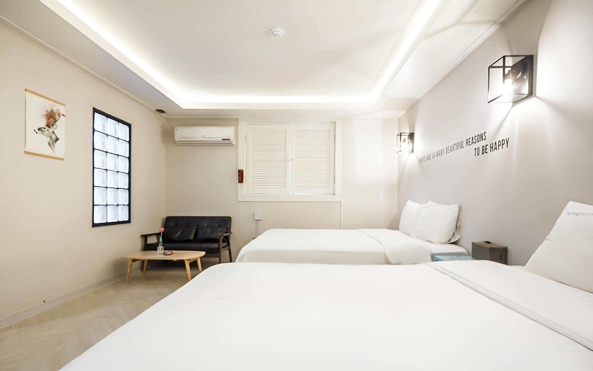 Room (Family (non-smoking double + double N) - Photo 1