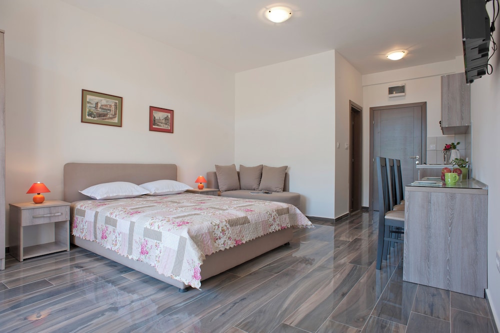 Apartment, Multiple Beds, Balcony, Partial Sea View photo 1