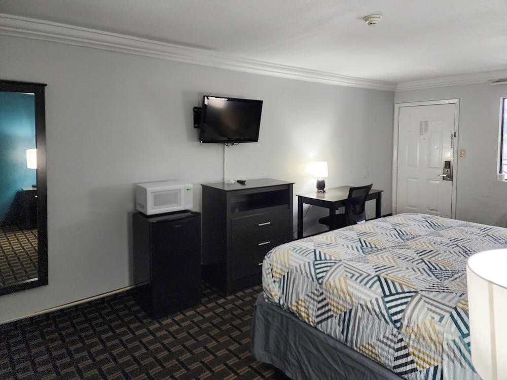Deluxe Room, 1 King Bed, Non Smoking, Refrigerator & Microwave photo 2