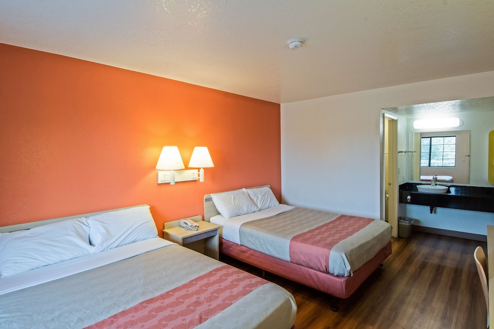 Premium Room, 2 Queen Beds, Non Smoking, Refrigerator & Microwave photo 1