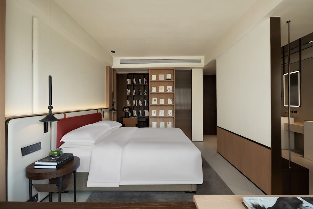 Worry-Free Grocery Store | King-Size Bed Room (Projection + Bathtub) photo 1