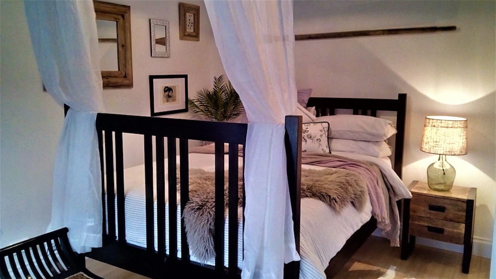 Design Cottage, 1 Double Bed, Kitchenette, Courtyard Area