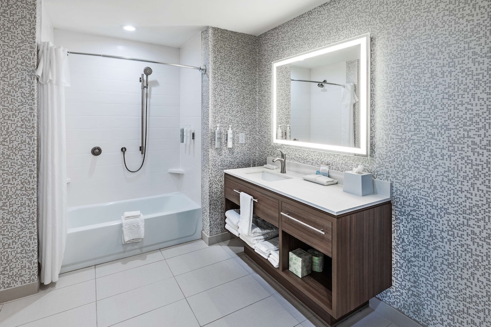 Suite, 1 King Bed, Accessible, Bathtub - Photo 2