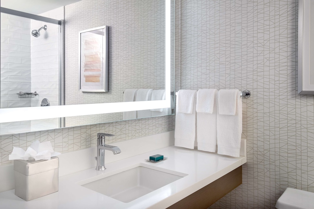 Room, 1 Queen Bed, Accessible, Bathtub - Photo 9