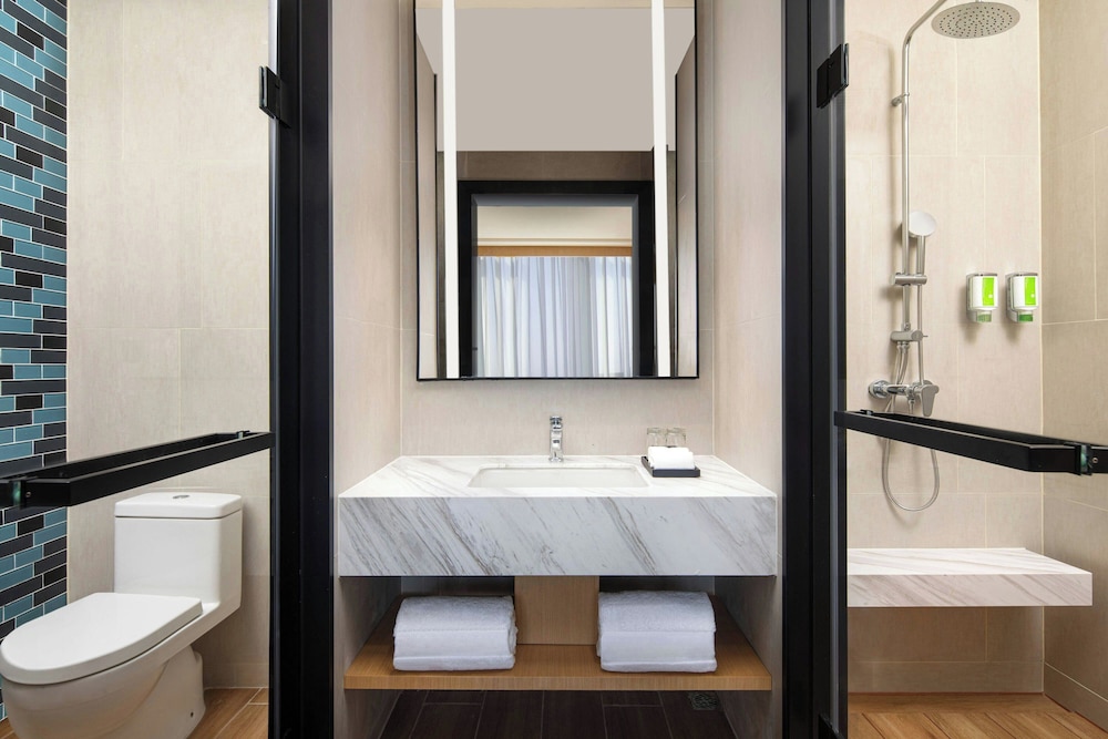 Suite, 1 King Bed, City View photo 3