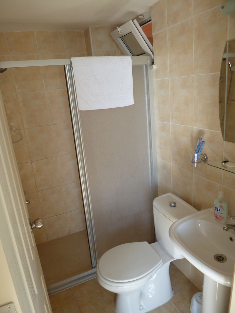 Basic Triple Room photo 3