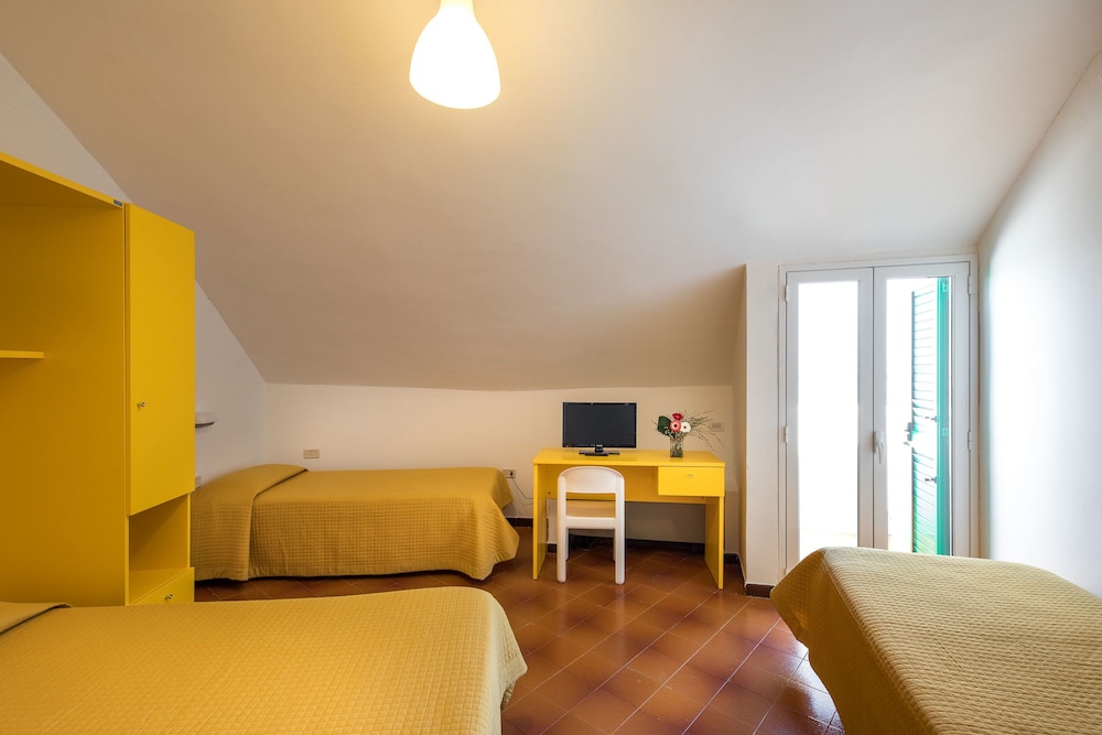 Standard Quadruple Room, Multiple Beds (3 pax) - Photo 3