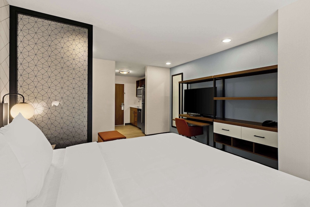 Suite, 1 King Bed, Accessible, Non Smoking photo 3