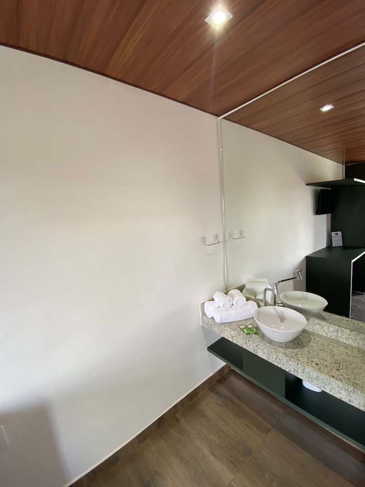 Superior Room, 1 King Bed, Patio, Pool View photo 3