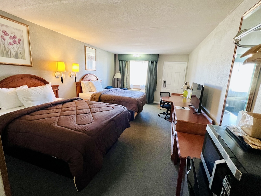 Standard Room, 2 Queen Beds, Smoking photo 2