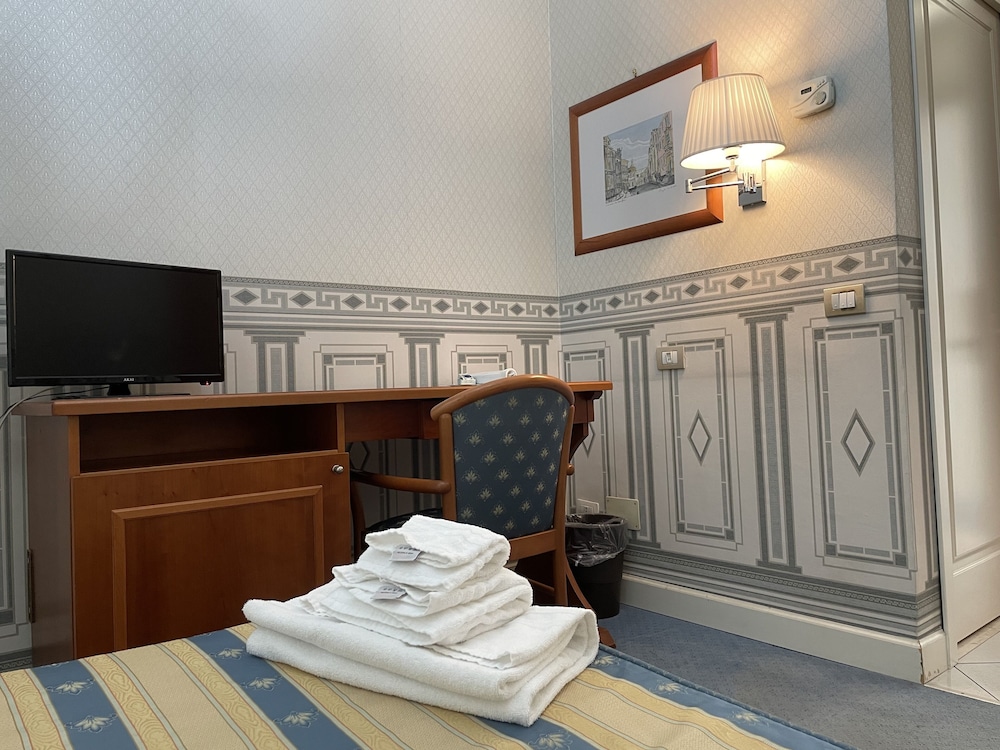 Deluxe Single Room, 1 Twin Bed, Ensuite, Park View photo 2