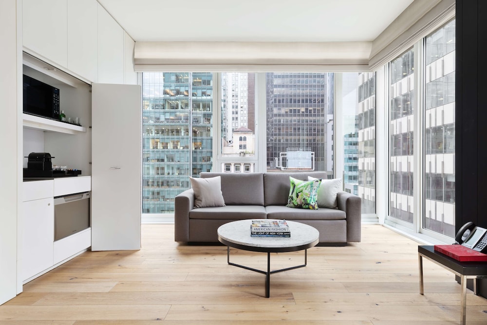 Suite (5TH AVE)