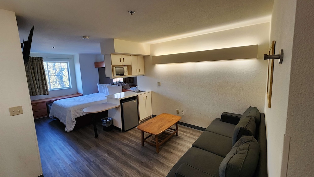 Deluxe Room, 1 Queen Bed, Non Smoking, Refrigerator & Microwave photo 1