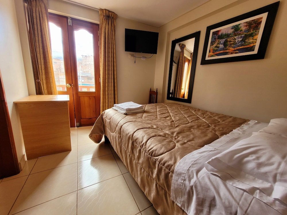 Basic Double Room, 1 Queen Bed, Ensuite, City View photo 3