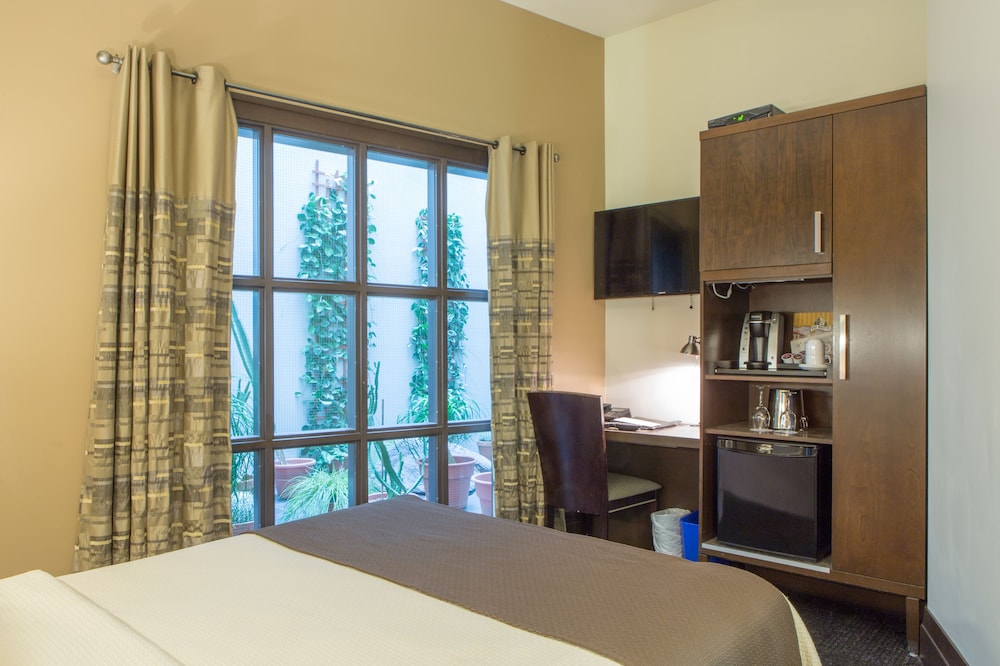 Classic Room, 1 Queen Bed, Courtyard Area photo 3
