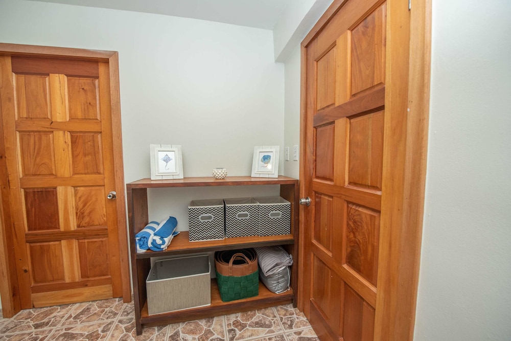 STING RAY SUITE: 1 Bedroom, Sea View, Poolside photo 3