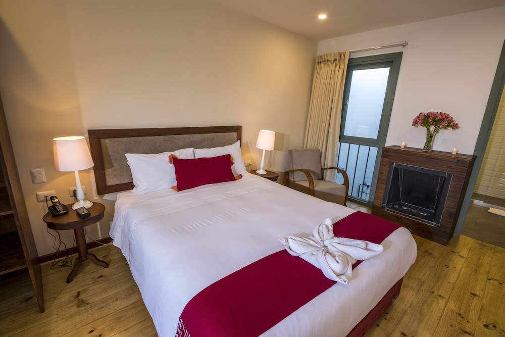 Superior Room, 1 Queen Bed, Fireplace photo 3