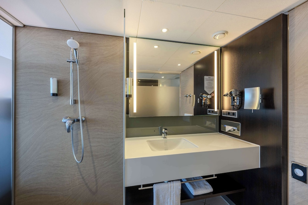 Standard Room, City View thumbnail 5