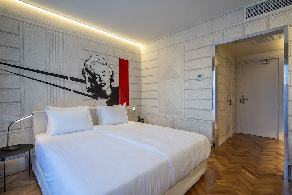 Standard Double Room - Photo 11