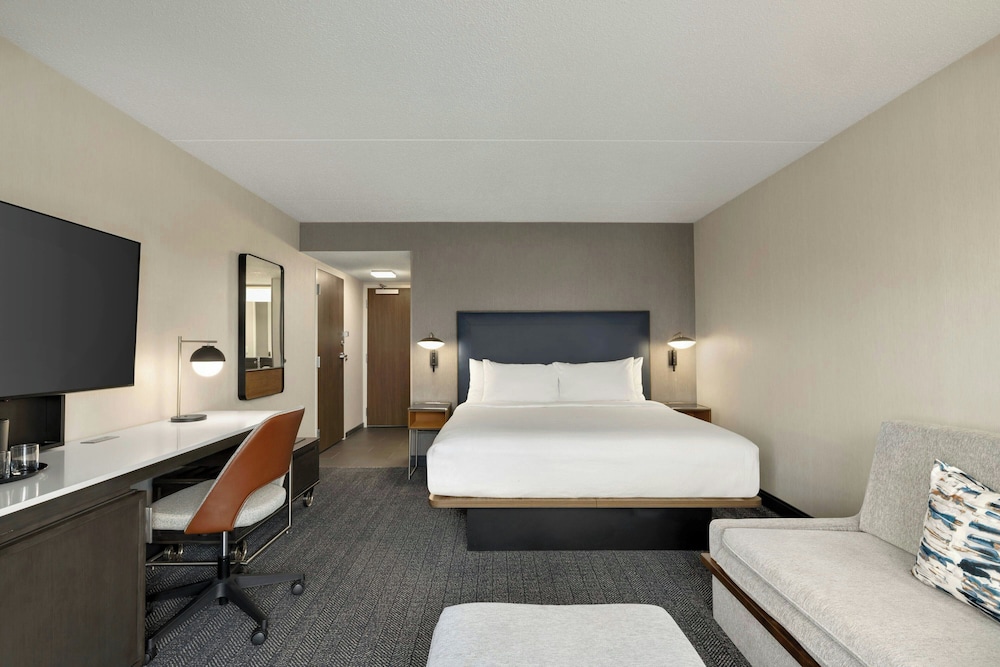 Room, 1 King Bed (Hearing Accessible) - Photo 2