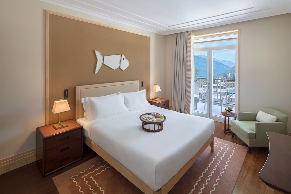Premium Room, 1 King Bed, Balcony, Pool View