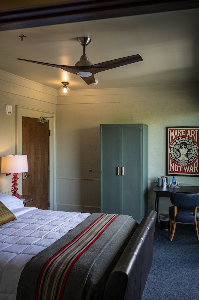 Comfort Room, 1 Queen Bed (Room 301)