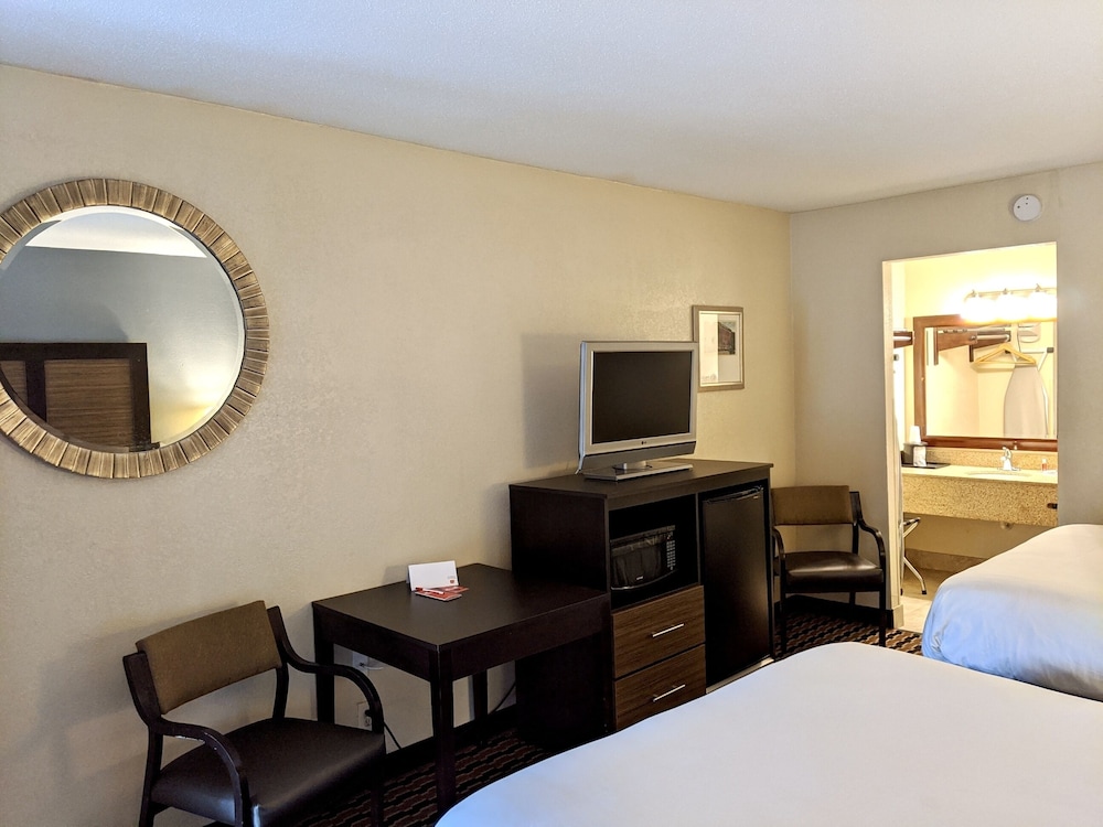 Standard Room, 2 Queen Beds, Non Smoking - Photo 2