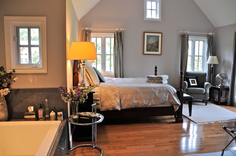 West Room photo 1