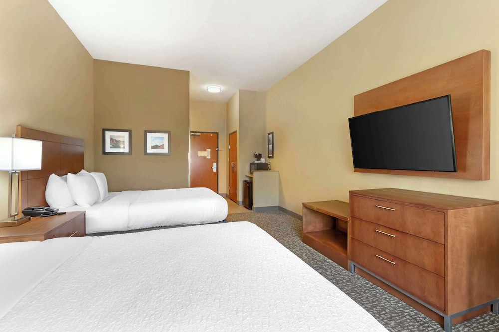 Standard Room, 2 Queen Beds, Non Smoking, Refrigerator & Microwave - Photo 4
