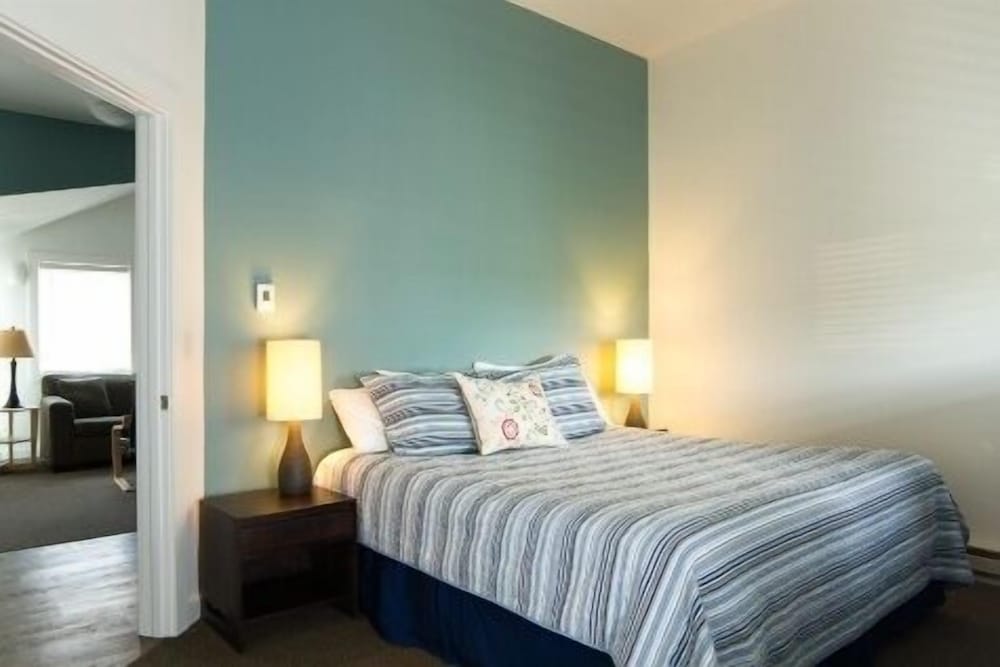 Suite, 1 King Bed with Sofa bed, Balcony, Partial Ocean View photo 1