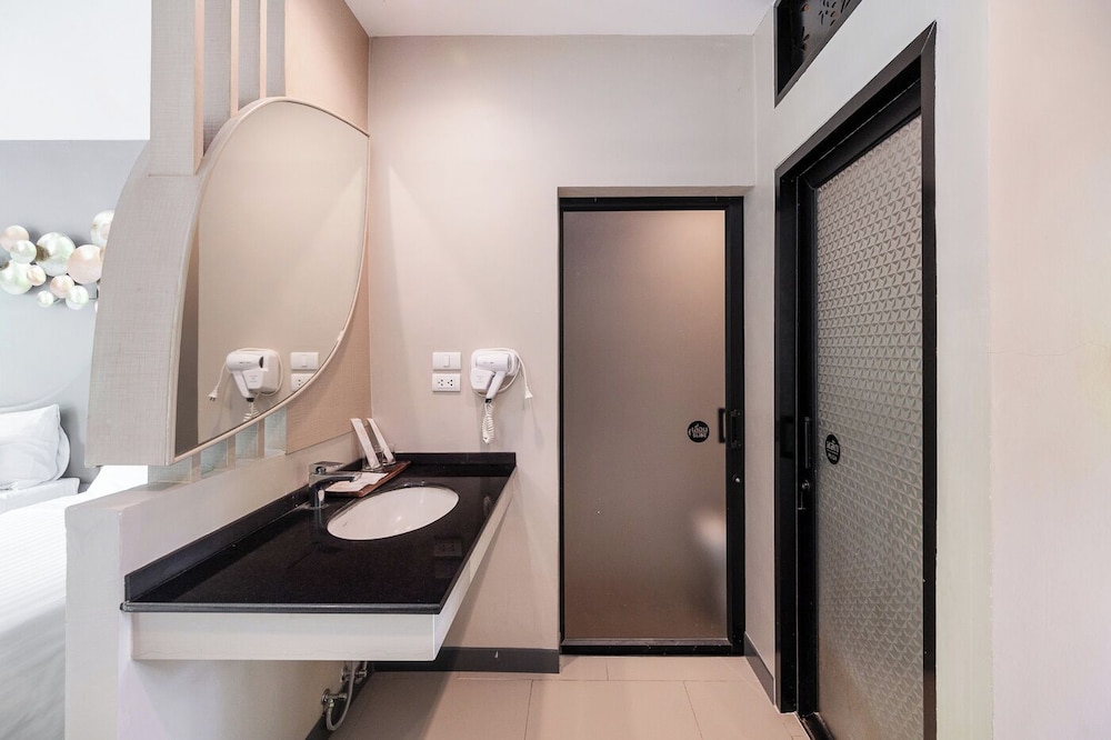 Deluxe Twin Room, Pool Access - Photo 4