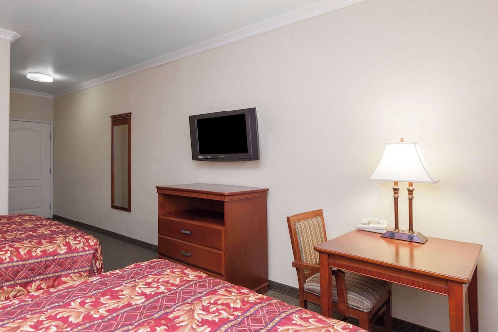 Room, 2 Queen Beds, Non Smoking - Photo 2