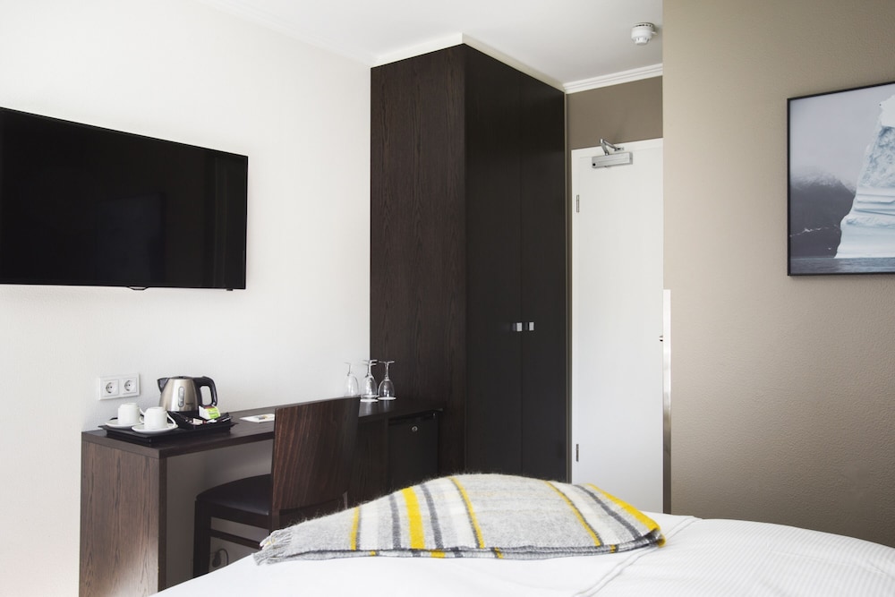 Standard Double or Twin Room - Photo 11