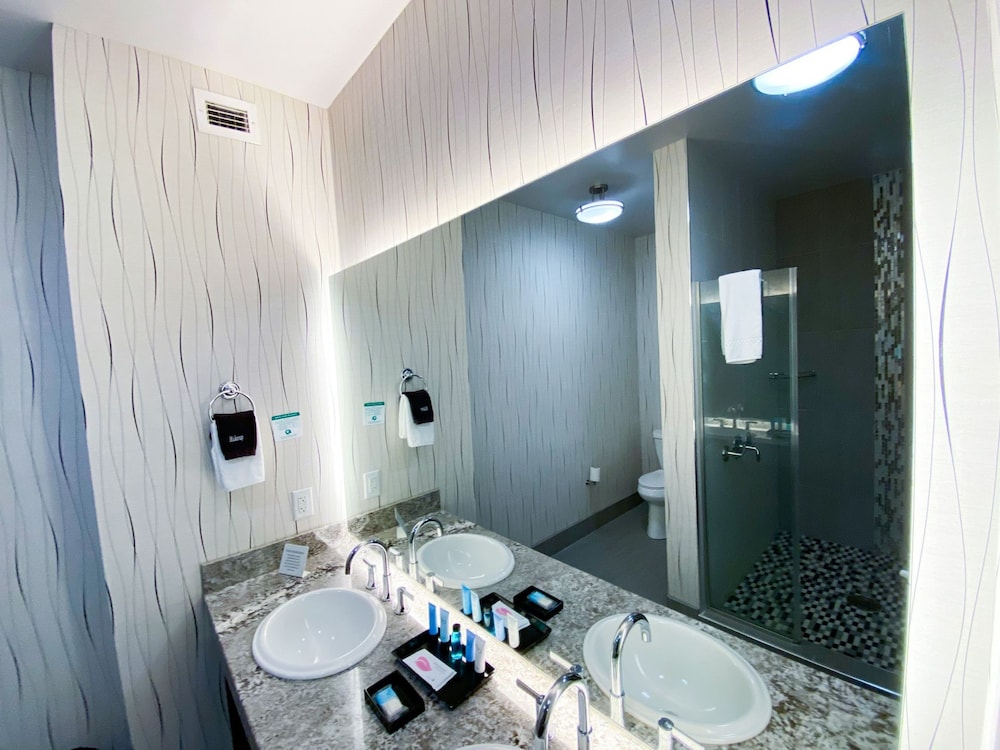 Premium Room, 1 King Bed photo 2