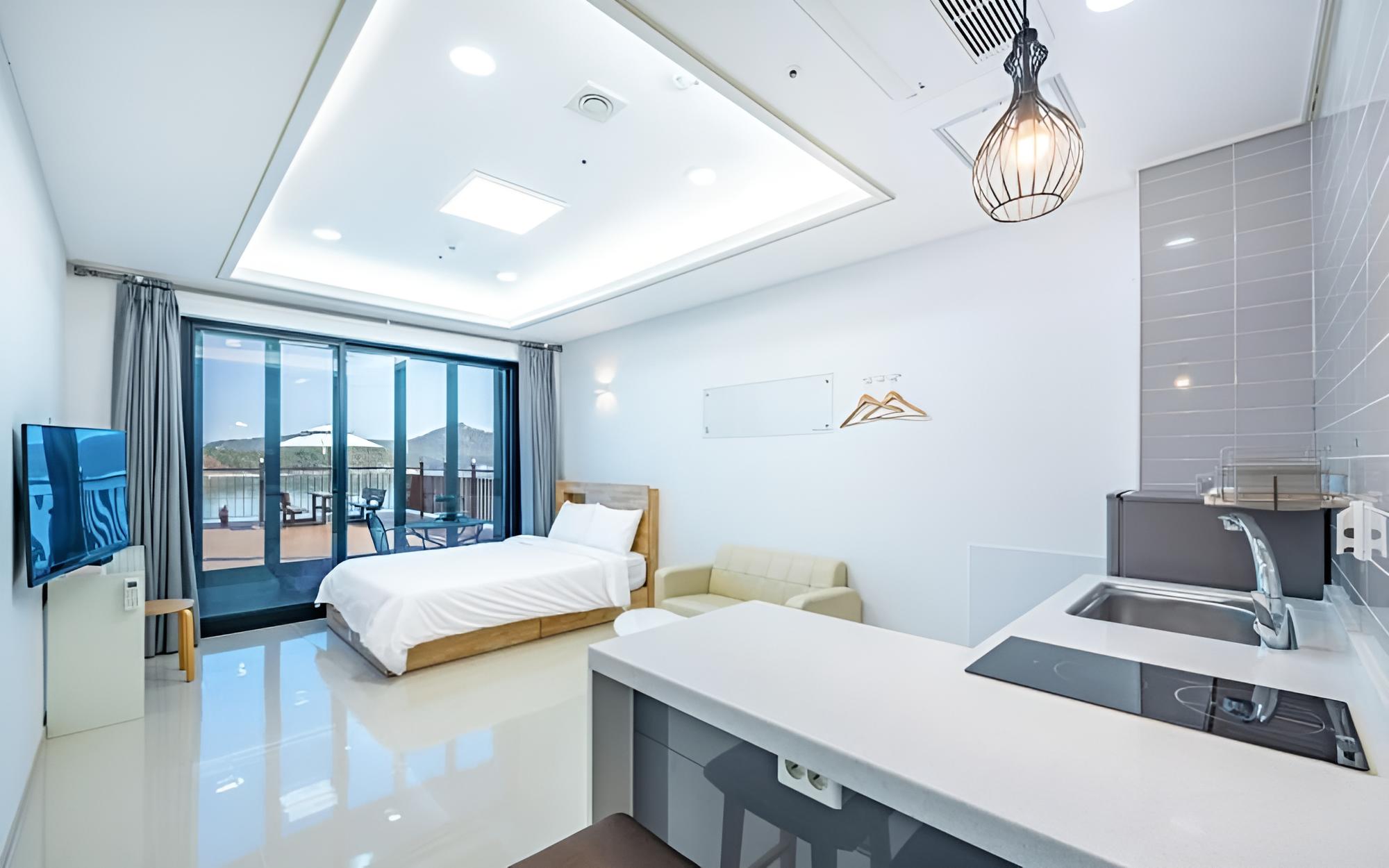 Room (Room 101 (Deluxe)) - Photo 1