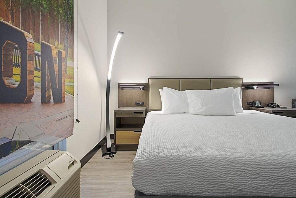 Standard Room, 1 King Bed, Jetted Tub - Photo 1