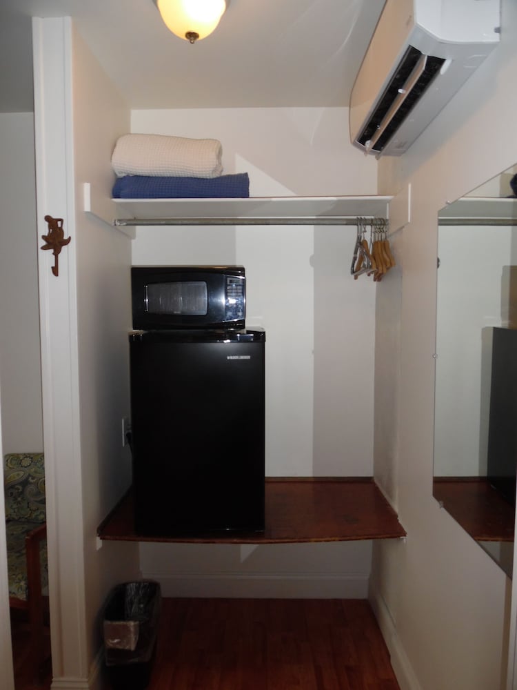 Standard Double Room, 2 Double Beds, Non Smoking (Pet Friendly) photo 2