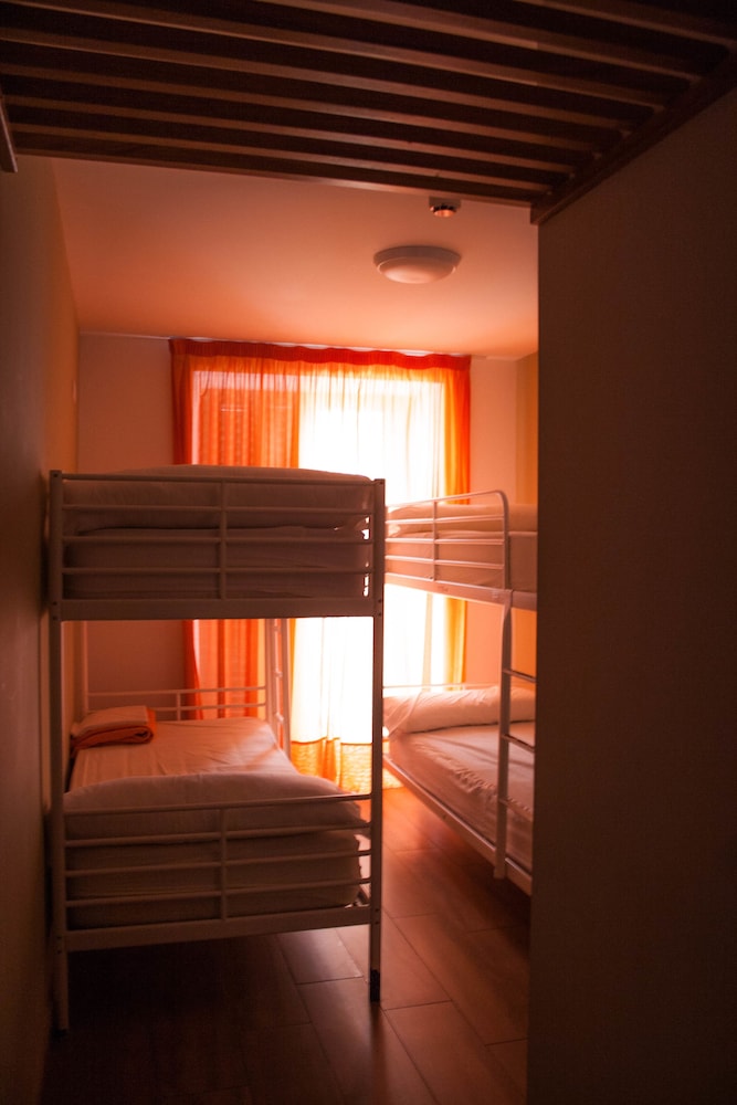 Dormitorio compartido, Dormitorio mixto, Baño privado (1 cama en dormitorio de 6 camas)