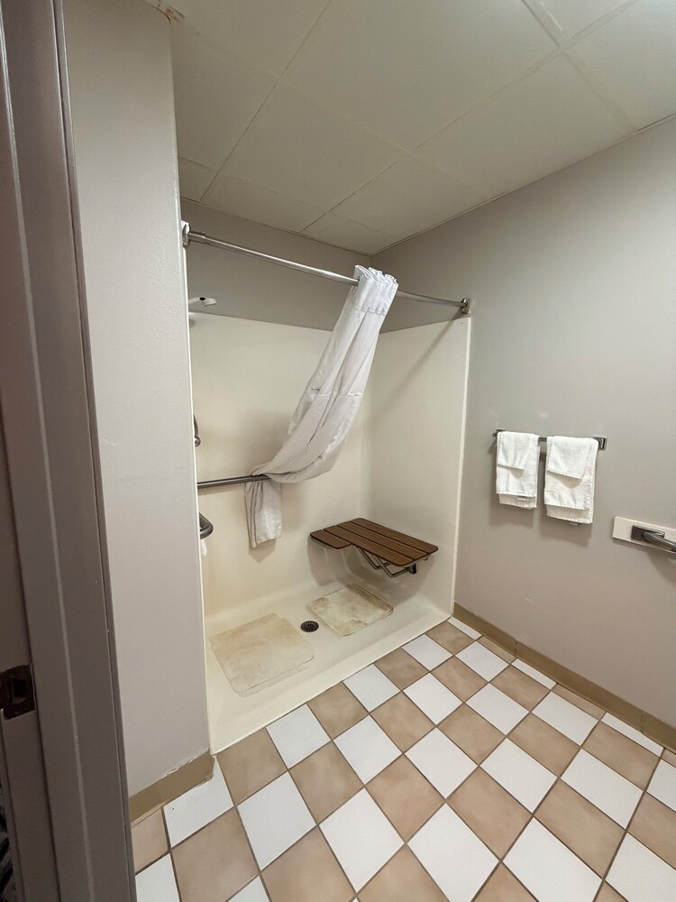 Deluxe Room, 1 Queen Bed, Roll-in Shower photo 2