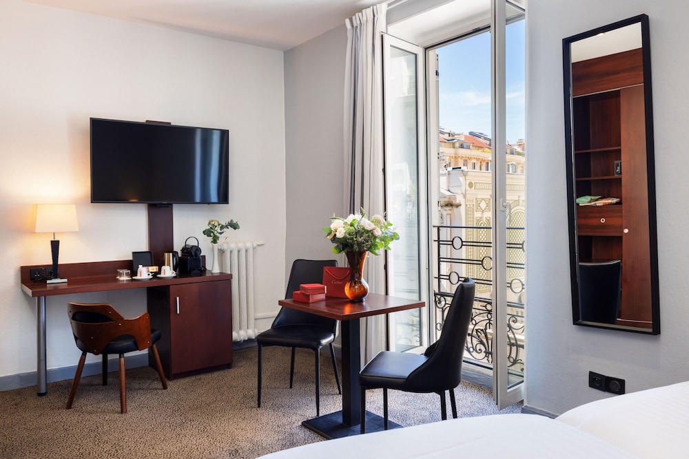 Deluxe Room, 1 King Bed, Non Smoking (Larger Room) - Photo 22