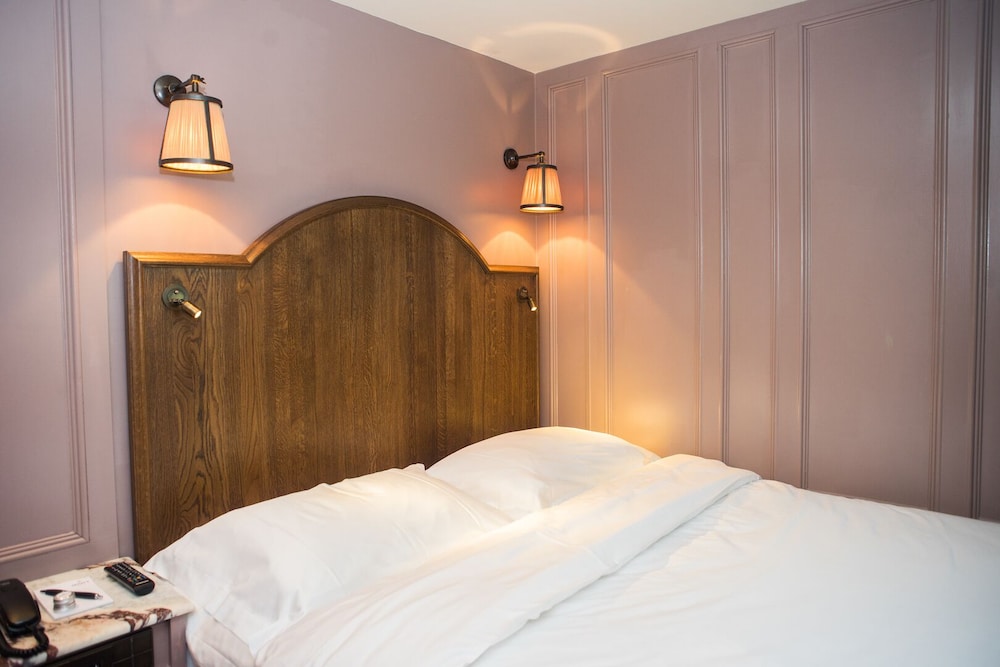 Mimi's Cosy, No Windows, No Wardrobe photo 3