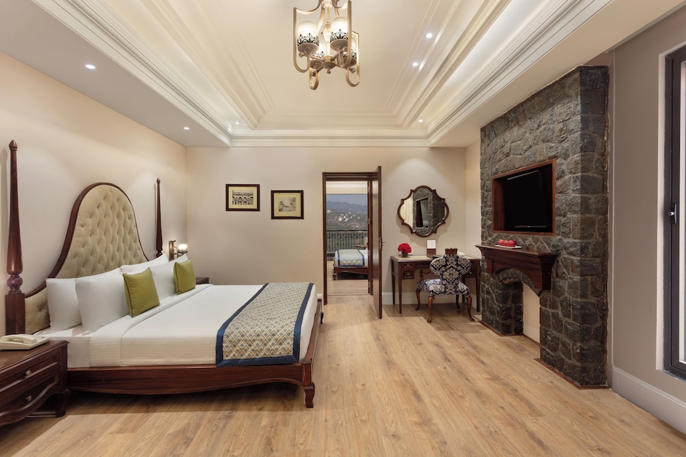 Suite, 1 King Bed - Photo 2
