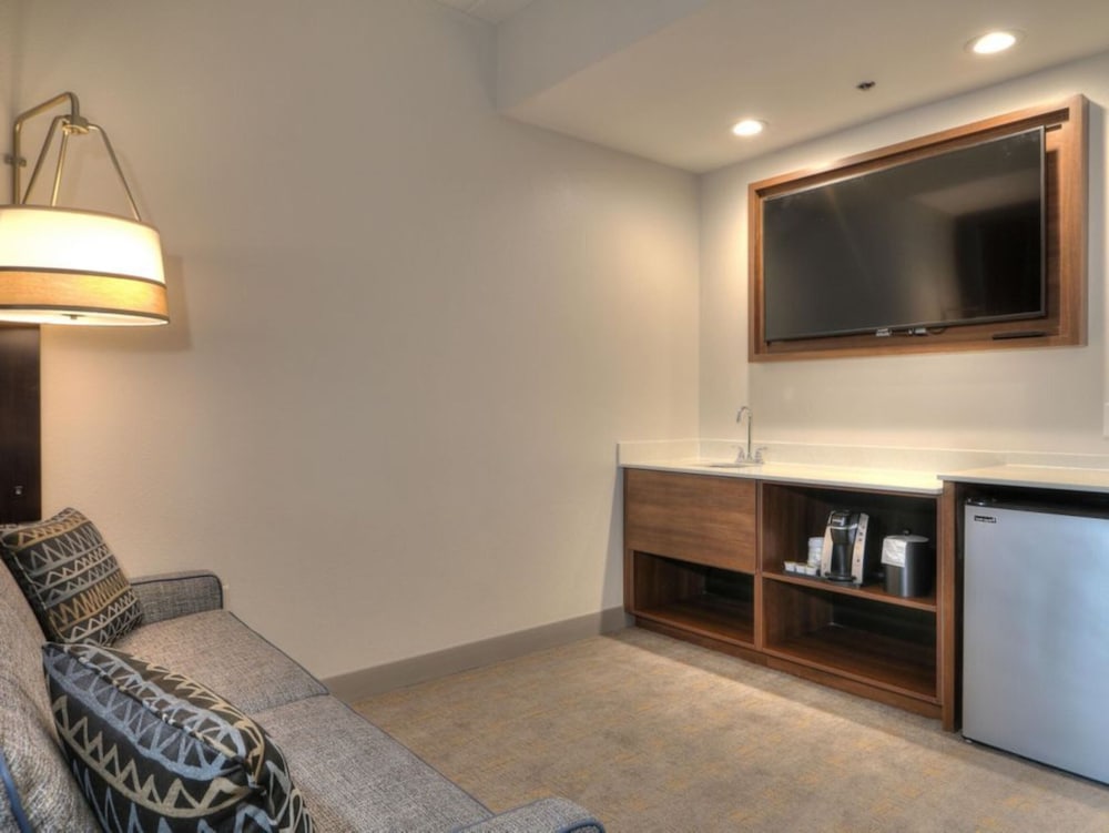 Suite, 1 Bedroom, Balcony (Fireplace, Parkway View) photo 3