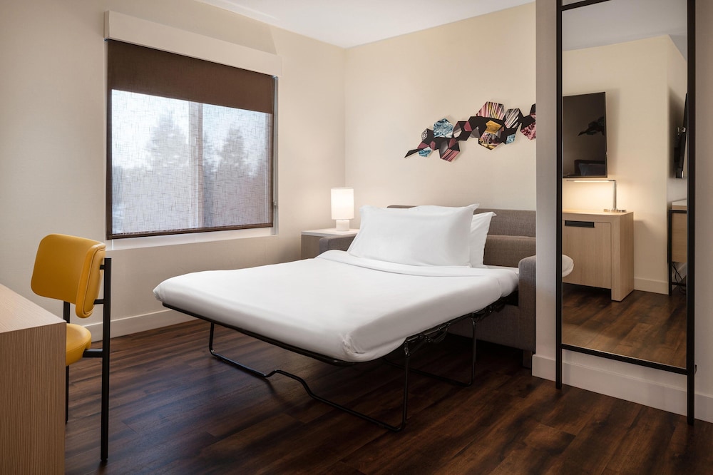 Junior Suite, 1 King Bed, Corner - Photo 3